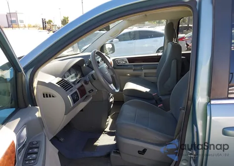 2010 Chrysler Town & Country Touring from USA, damaged, VIN 2A4RR5D19AR306600